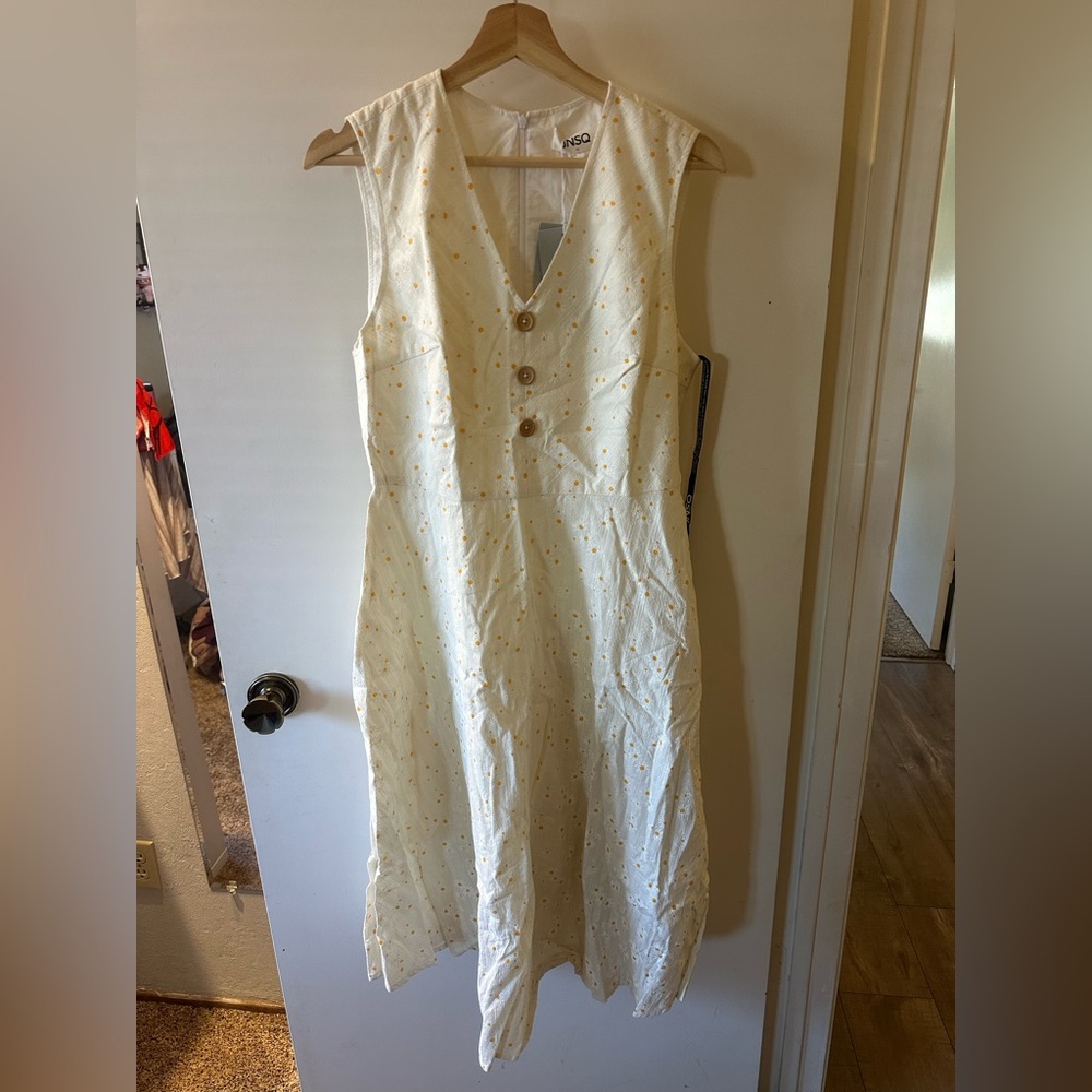 Chic Cream Sleeveless Midi Dress with Sunflowers 🌻